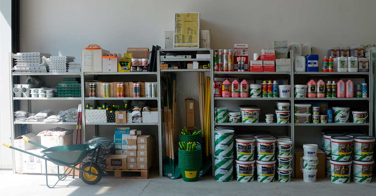 Badili, cazzuole, frattazzi, scalpelli, secchie, chiodi, martelli tenaglie